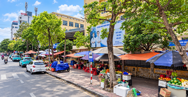 Lòng đường và vỉa hè khu vực Bệnh viện Đa khoa Thái Bình đã gọn gàng hơn; biển cấm dừng, đỗ được thể hiện rõ để người dân chấp hành. Ảnh chụp lúc 13 giờ 45 phút ngày 18.9.2026, do Công an Phường cung cấp. Lòng đường và vỉa hè khu vực Bệnh viện Đa khoa Thái Bình đã gọn gàng hơn; biển cấm dừng, đỗ được thể hiện rõ để người dân chấp hành. Ảnh chụp lúc 13 giờ 45 phút ngày 18.9.2026, do Công an Phường cung cấp.