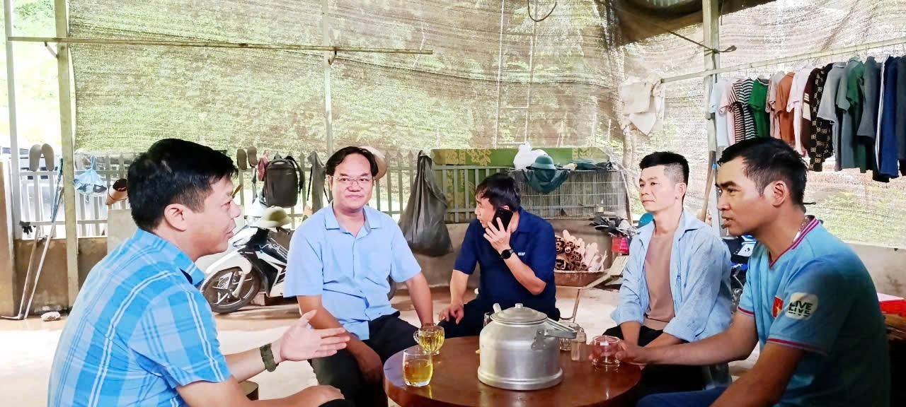 Lãnh đạo xã Mỏ Vàng trao đổi, động viên nhân dân chung sức đồng lòng xây dựng đường giao thông Lãnh đạo xã Mỏ Vàng trao đổi, động viên nhân dân chung sức đồng lòng xây dựng đường giao thông